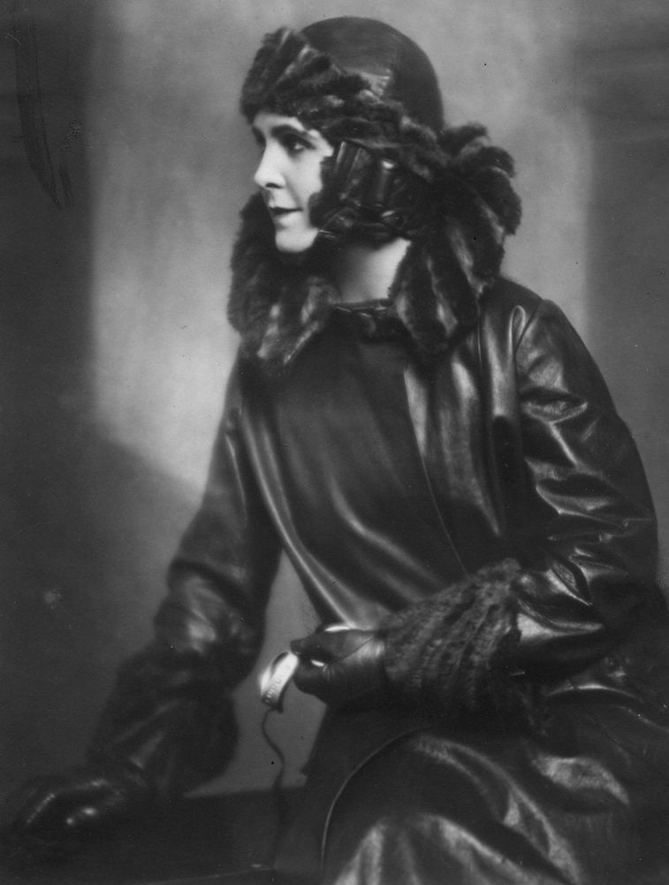 Die Aufnahme zeigt das Portrait der Pilotin Lady Hay. 