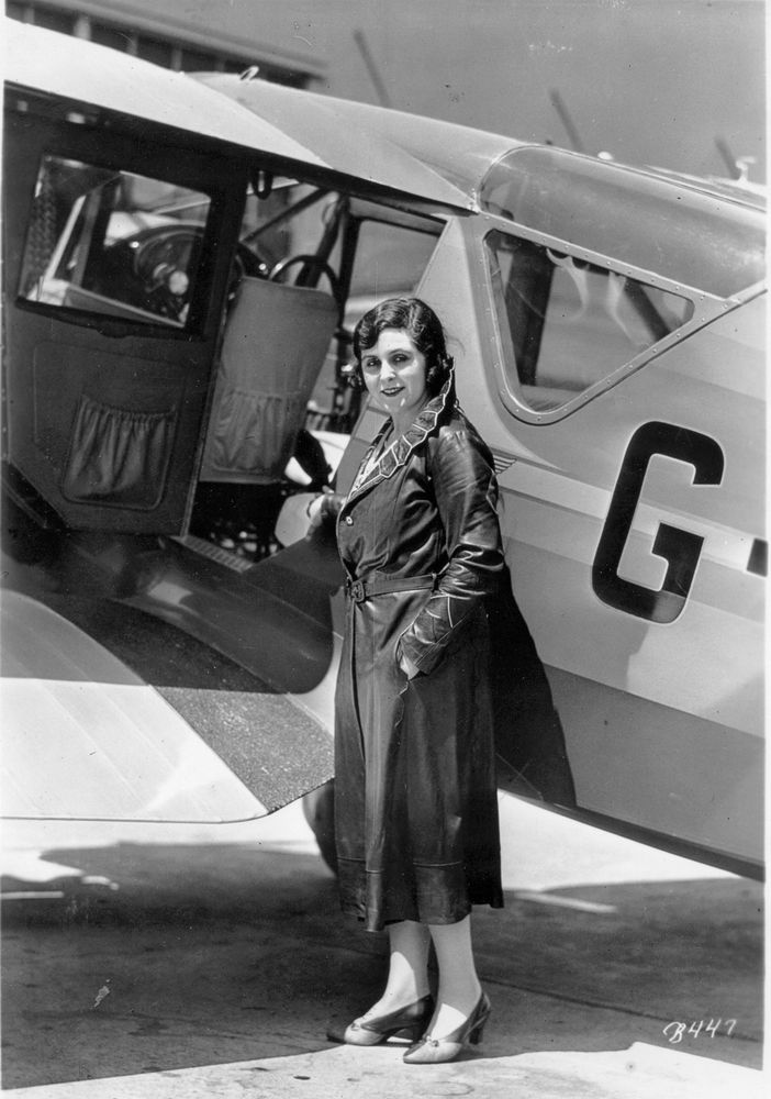 Die Aufnahme zeigt Lady Hay vor ihrem Flugzeug.