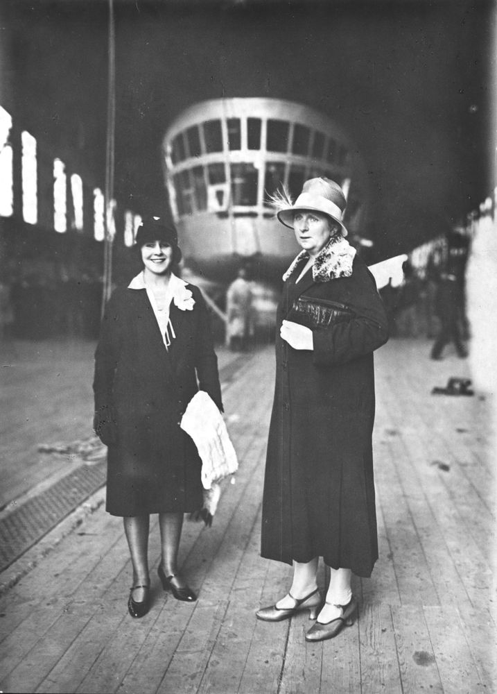 Die Aufnahme zeigt zwei Frauen in einer Werfthalle.