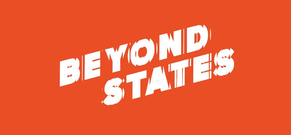 Schmuckbild für den "Beyond States" Podcast. Orangener Hintergrund mit weißem Schriftzug.