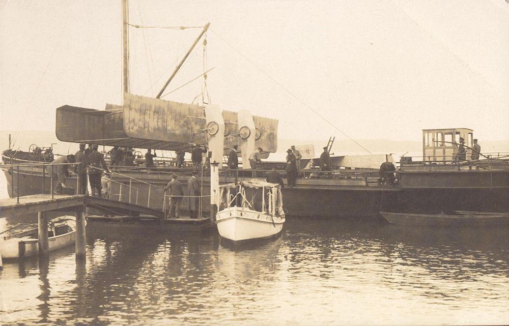 Bergung des Aviatik-Flugzeugs nach Stoefflers missglückter Wasserlandung.