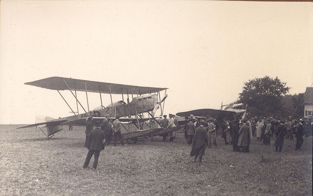 Albatros-Flugzeuge beim Bodensee-Wasserflug: der von Thelen geflogene Rumpfdoppeldecker vor einem der beiden Eindecker. 