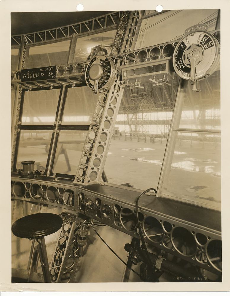 Einblick in die Führergondel der USS Akron